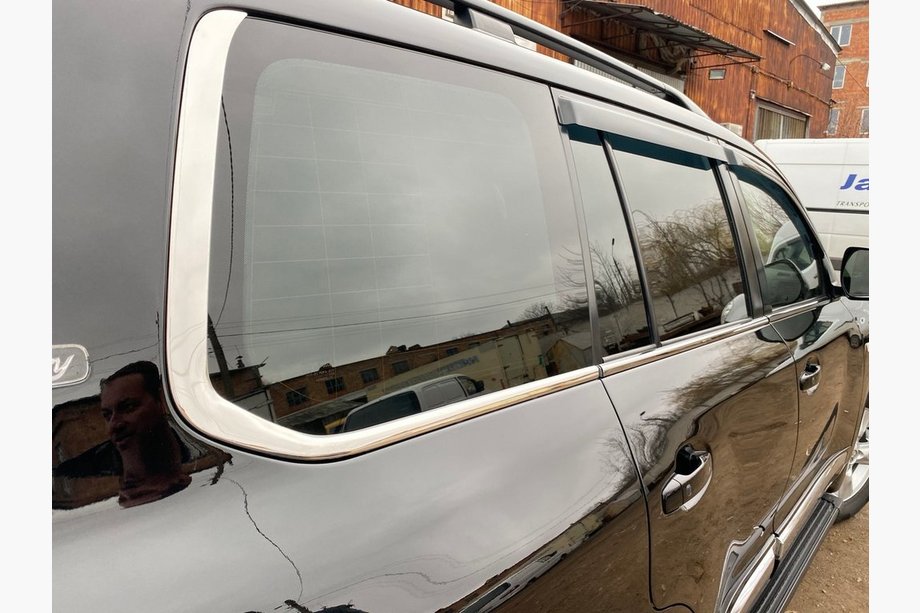 Toyota Land Cruiser 200 2007–2021 Nerjaveči kotni obrobi zadnjega stekla (2 kos) Fotografija 1