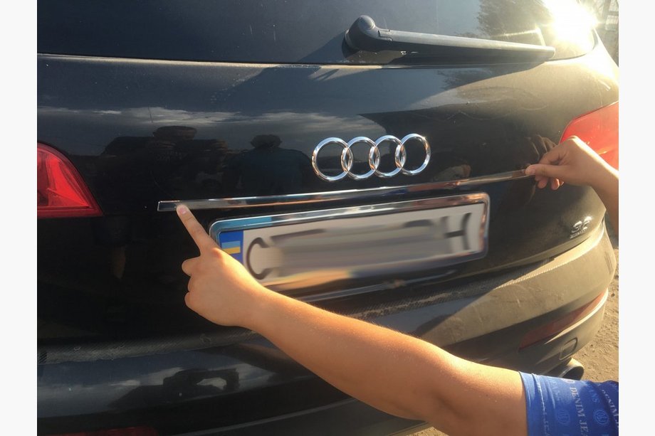Audi Q7 2005–2015 Kromirana letvica nad registrsko tablico Carmos (nerjavno jeklo) Image