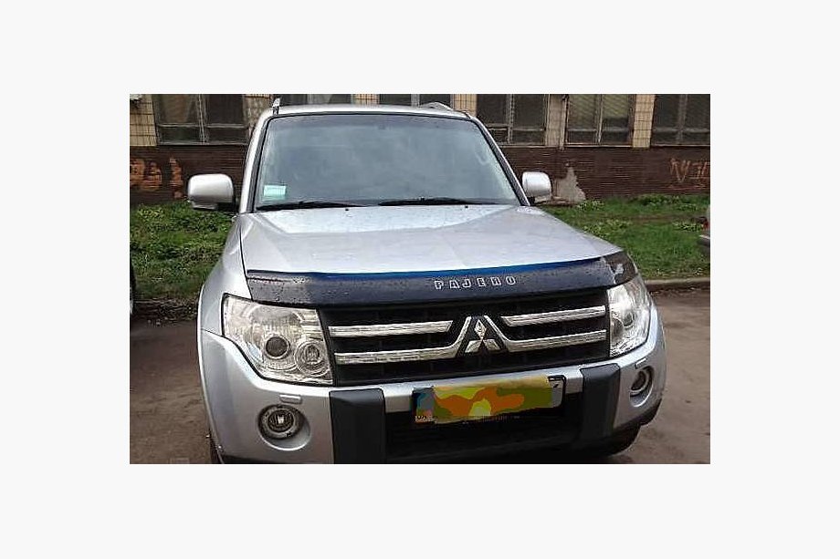 Mitsubishi Pajero Wagon IV 2006–2021 Deflektor pokrova motorja (VIP) Image