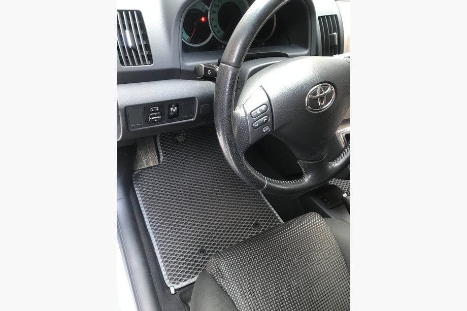 Toyota Corolla Verso 2004–2009 EVA avtomobilske preproge (črne) Image