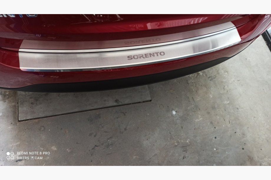 Kia Sorento II XM 2009–2014 Nerjaveča letev za zadnji odbijač z zavihkom Nataniko (nerjavno jeklo) Image
