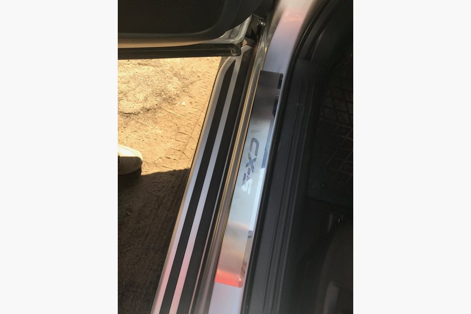 Mazda CX-5 2017–2025 Nerjaveče letve pragov Nataniko (4 kosi) Standard – lepilni trak Lohmann, 0,5 mm Image