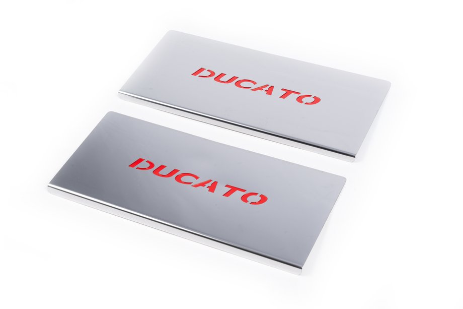 Fiat Ducato 2006–2025 Notranje obloge pragov rdeče (2 kosa, nerjaveče jeklo) Image