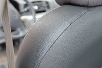 Hyundai Accent 2006–2010 Avtomobilske sedežne prevleke iz eko usnja Premium fotografija 3