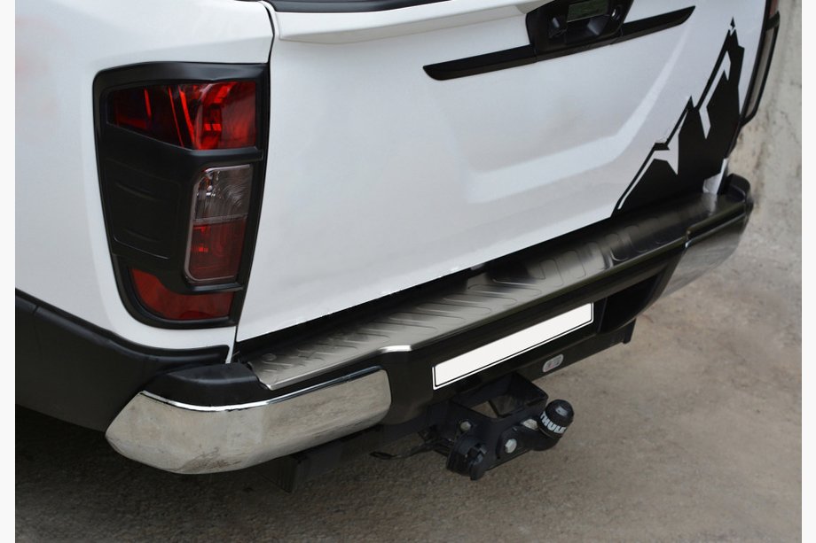 Nissan Navara/NP300 2016– Nerjaveča zaščitna letev za zadnji odbijač Image