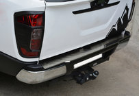 Nissan Navara/NP300 2016– Nerjaveča zaščitna letev za zadnji odbijač fotografija 1