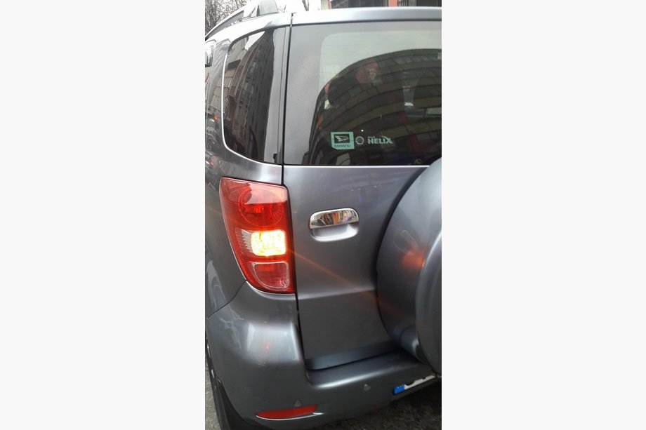 Daihatsu Terios 2006–2017 Okrasni pokrov ročaja za odpiranje prtljažnika (nerjaveče jeklo) Fotografija 2
