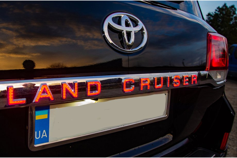 Toyota Land Cruiser 200 2007–2021 LED letvica nad registrsko tablico (2016+) Image