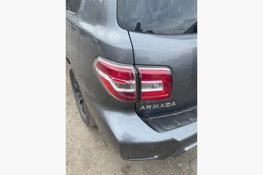 Nissan Armada 2016–2024 Zadnje LED luči (original, rabljeno, letnik 2019) Image