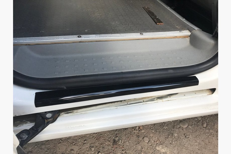 Volkswagen Caddy 2010–2015 Obloge vratnih pragov (ABS plastika) 3 kosi, mat Fotografija 4