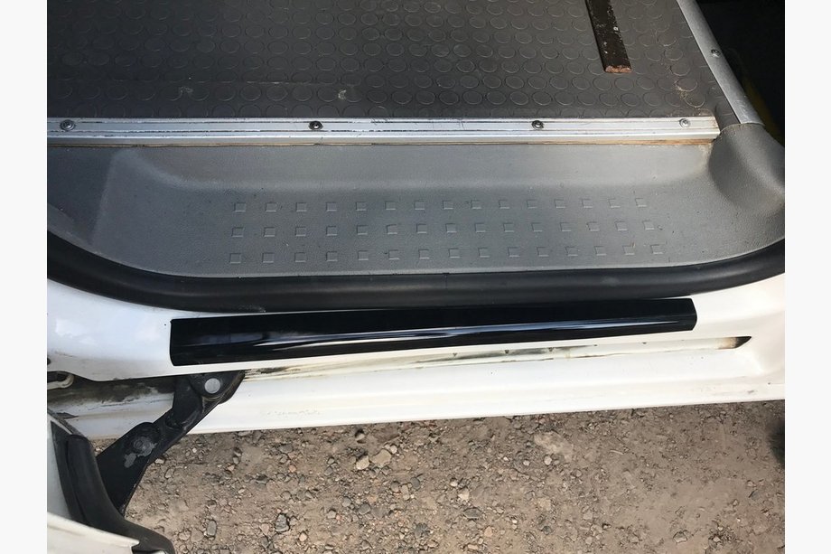 Volkswagen Caddy 2010–2015 Obloge vratnih pragov (ABS plastika) 3 kosi, mat Fotografija 3