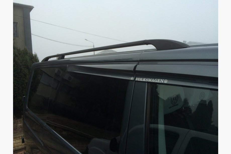 Volkswagen T5 2010–2015 Črni strešni relingi Kratka baza, kovinske noge Fotografija 3