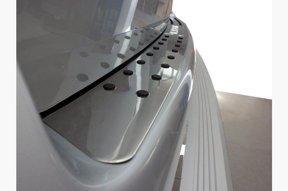 Volkswagen T5 Multivan 2003–2010 Nerjaveča zaščitna letev zadnjega odbijača s črnimi vložki Image