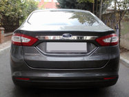 Ford Mondeo 2014–2022 Kromirana letvica nad registrsko tablico (nerjaveče jeklo) fotografija 1