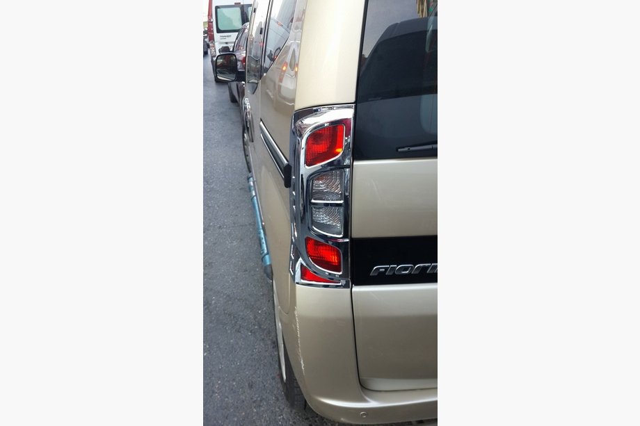 Fiat Fiorino/Qubo 2008–2024 Kromirana obloga za stop luči z ukrivljenim robom (2 kosa, plastika) Fotografija 3
