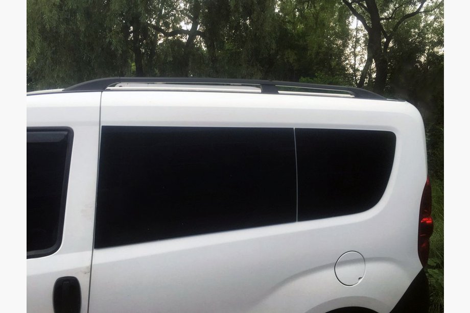 Opel Combo 2012–2018 Črni strešni relingi Image
