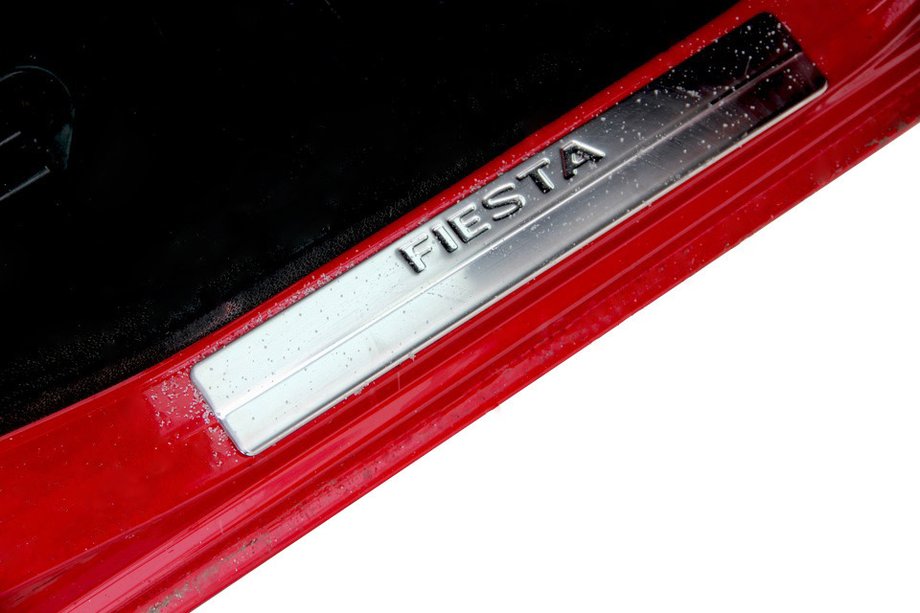 Ford Fiesta 2008–2017 Zaščitne ploščice pragov (Omsa, 4 kosi, nerjavno jeklo) Fotografija 1