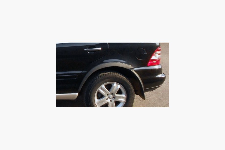Mercedes ML W163 1997–2005 Obrobe blatniških lokov (4 kos, črna kovina) Fotografija 1
