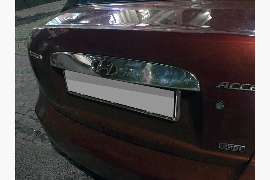 Hyundai Accent 2006–2010 Okrasna letev nad registrsko tablico (nerjaveče jeklo) Image