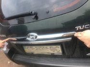 Hyundai Tucson JM 2004– Plastična letvica nad registrsko tablico fotografija 4