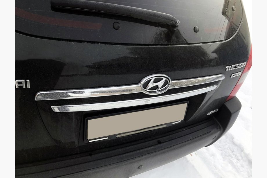 Hyundai Tucson JM 2004– Plastična letvica nad registrsko tablico Image