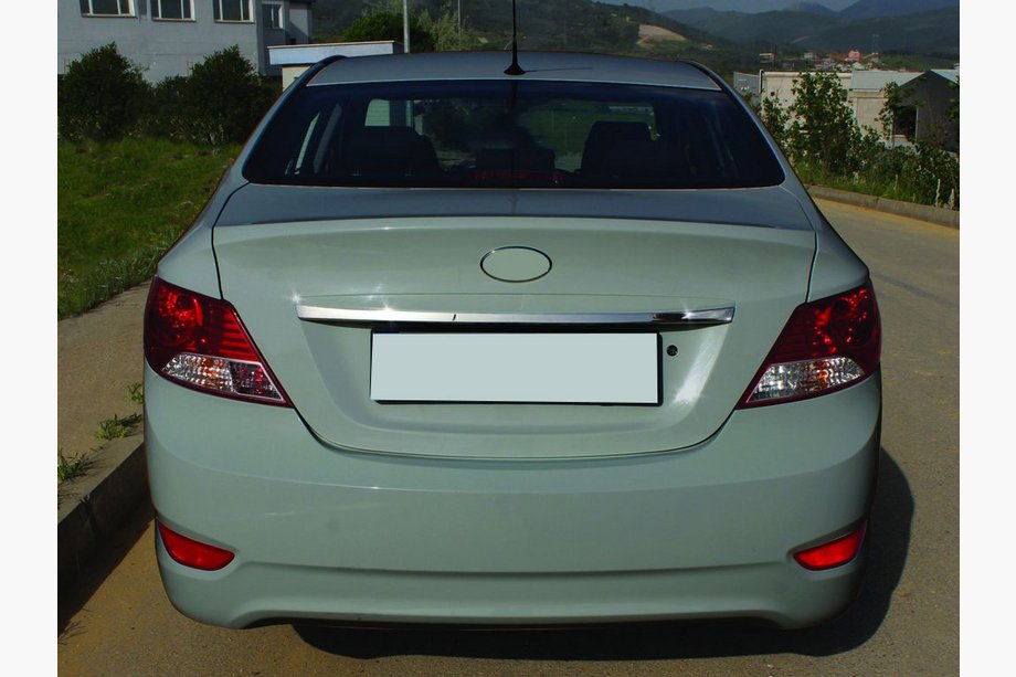 Hyundai Accent 2011–2017 Okrasna letev nad registrsko tablico (nerjaveče jeklo) OmsaLine - italijansko nerjavno jeklo Image