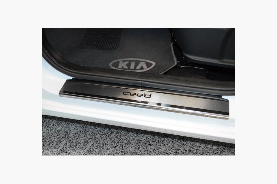 Kia Ceed 2012–2018 Nerjaveče letve pragov Nataniko (4 kosi) Premium - 3M lepilni trak, 0,8 mm Image