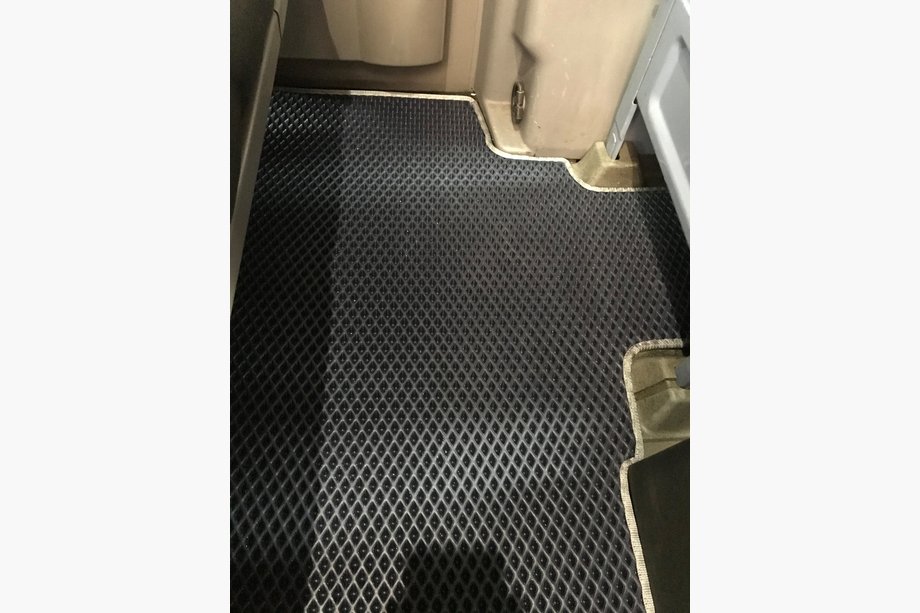 Mercedes Sprinter W906 2006–2018 Predpražniki za 2. vrsto za originalno tovorno/potniško izvedbo (EVA, črni) Image