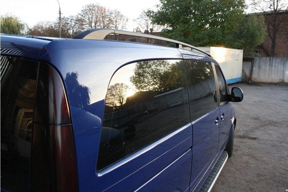 Mercedes Viano 2004–2014 Črne strešne vzdolžne letve ELITE (plastična noga) Dolga medosna razdalja (ExtraLong) Fotografija 2