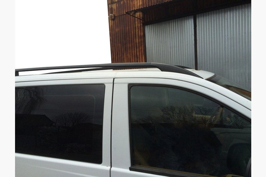 Mercedes Viano 2004–2014 Črni strešni relingi CAN Originalni dizajn (kovinske noge) Image
