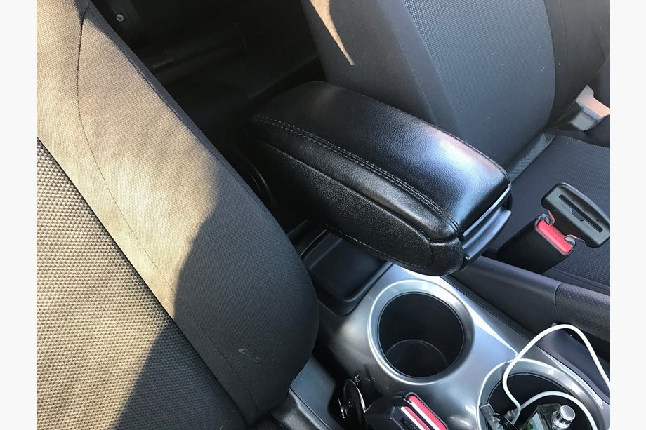 Nissan Juke 2010–2019 Naslon za roko Image
