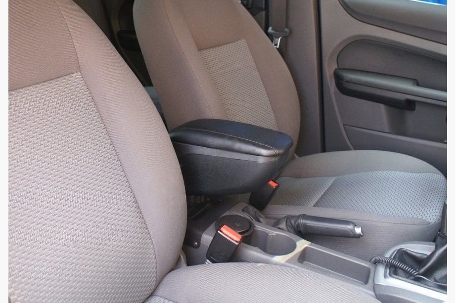 Renault Sandero 2013–2022 Naslon za roko (v držalo za pijačo) Image