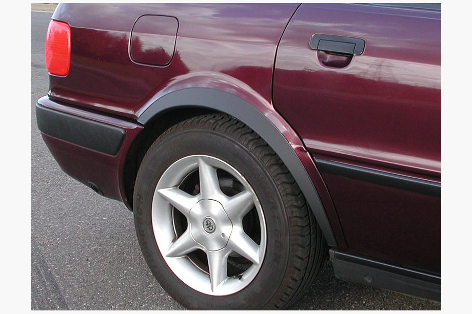 Audi 80/90 1987–1996 Obrobe kolotekov (1987-1991, 4 kos, črne) Fotografija 1