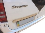 Mercedes Sprinter W906 2006–2018 Nerjaveč letvica nad registrsko tablico fotografija 1