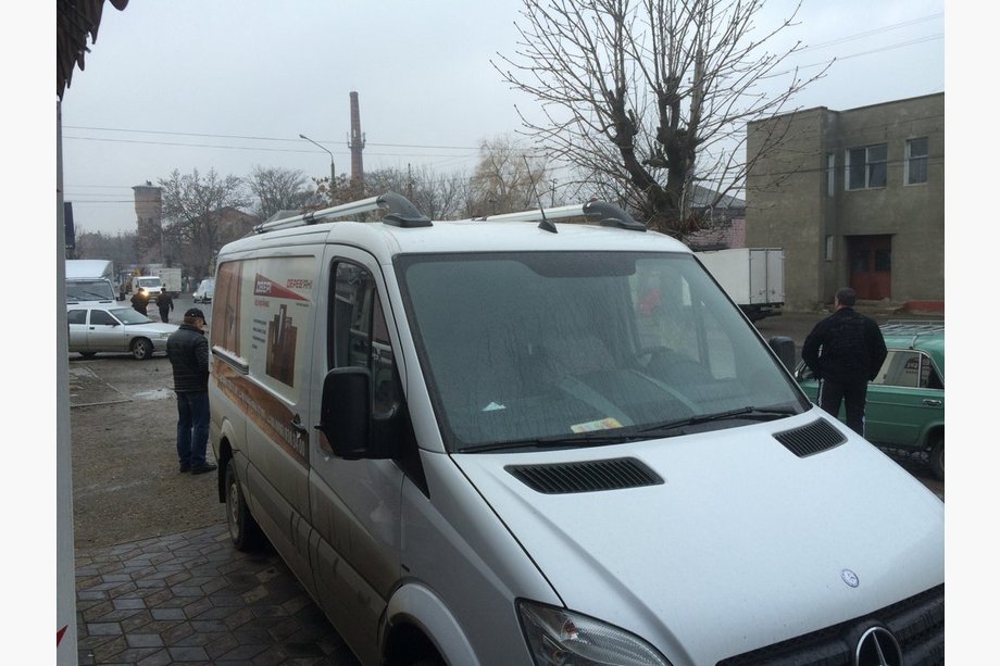 Mercedes Sprinter W906 2006–2018 Strešni relingi Shark (črne nogice) Fotografija 3