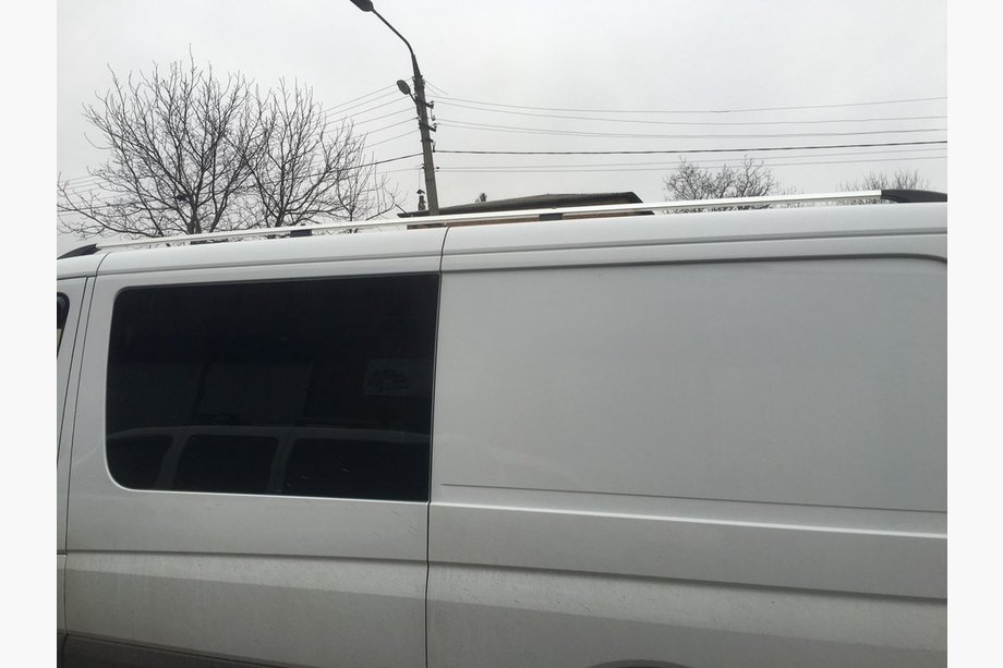 Mercedes Sprinter W907/W910 2018– Strešni vzdolžni nosilci DD 265 cm, mat črna, plastični nosilec Fotografija 2
