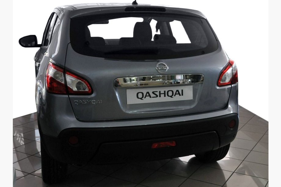 Nissan Qashqai 2010–2014 Okrasna letev nad registrsko tablico (nerjaveče jeklo) Brez gumba, OmsaLine – italijansko nerjaveče jeklo Image