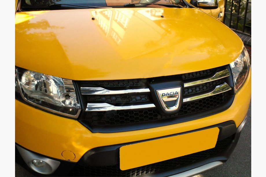 Dacia Sandero 2013–2020 Nerjaveči okrasni pokrovi maske, različica 2 (4 kosi) Image
