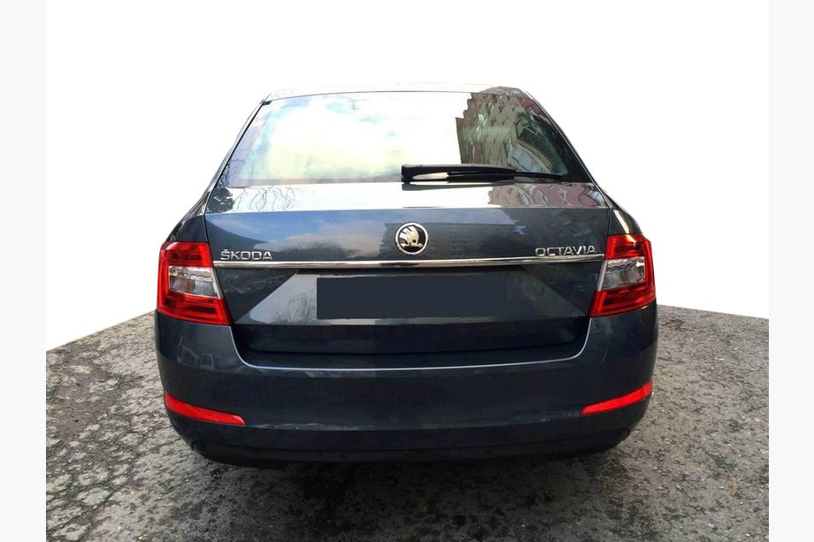Skoda Octavia III A7 2013–2019 Kromirana letvica nad registrsko tablico (nerjaveče jeklo) Image