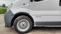 Renault Trafic 2001–2015 Obrobe kolesnih lokov (4 kosi, črne) 2001-2007, črna kovina, sprednje + zadnje fotografija 4