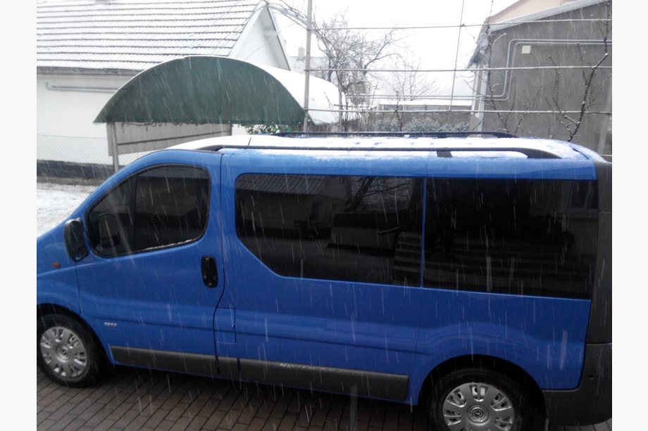 Nissan Primastar 2002–2014 Črni strešni relingi Dolga izvedba, kovinske noge Fotografija 4