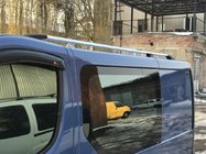 Opel Vivaro 2001–2015 Kromirane strešne sani Kratka, plastične nogice fotografija 6