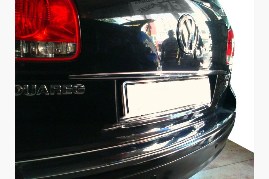 Volkswagen Touareg 2002–2010 Kromirana letvica nad registrsko tablico (nerjaveče jeklo) Image