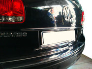 Volkswagen Touareg 2002–2010 Kromirana letvica nad registrsko tablico (nerjaveče jeklo) fotografija 1