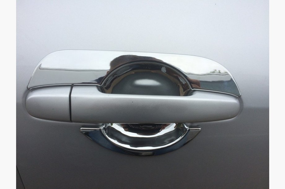 Toyota Rav 4 2006–2013 Zaščitne školjke pod vratnimi kljukami z motivom cvetnih listov (4 kos, plastika) Image