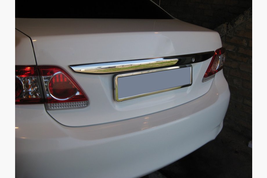 Toyota Corolla 2007–2013 Okrasna letvica nad registrsko tablico 2010-2013 (nerjavno jeklo) Image