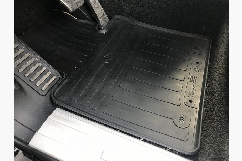 Volvo XC70 2007–2013 Gumijasti tepihi za potniški prostor (4 kosi, Stingray Premium) Image
