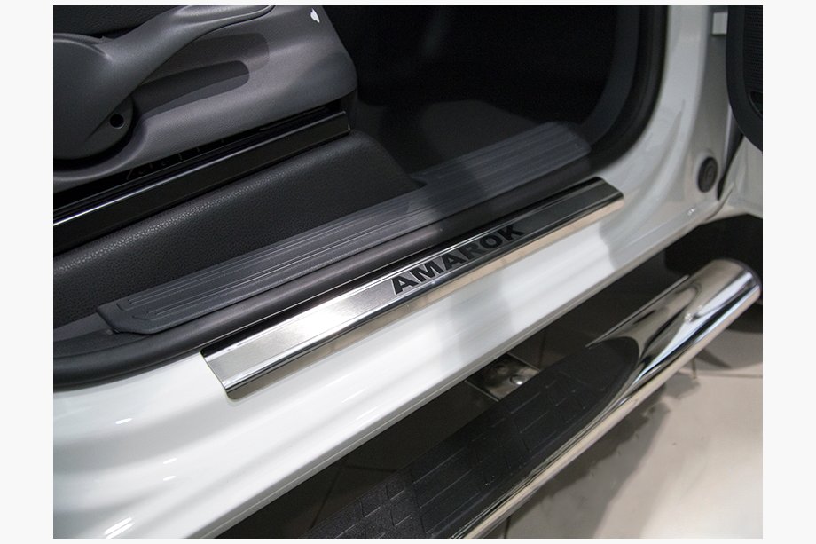 Volkswagen Amarok 2010–2022 Nerjaveče letve pragov Nataniko (4 kosi) 3M samolepilni trak v karbon videzu, 0,8 mm Image