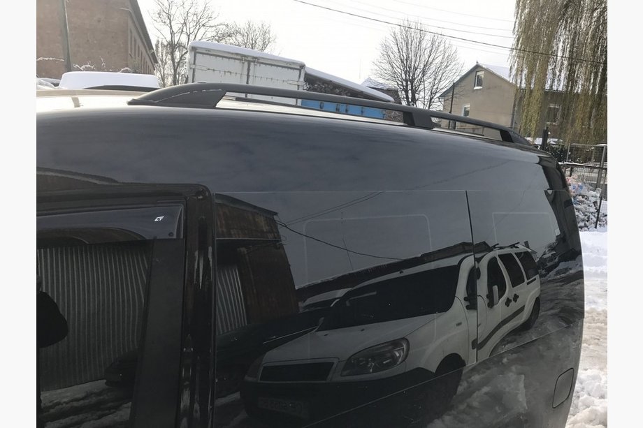 Volkswagen Caddy 2015–2020 Strešni relingi Skyport BLACK Standardna baza Fotografija 3
