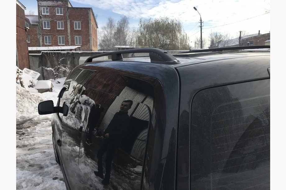 Volkswagen Caddy 2015–2020 Strešni relingi Skyport BLACK Standardna baza Fotografija 4